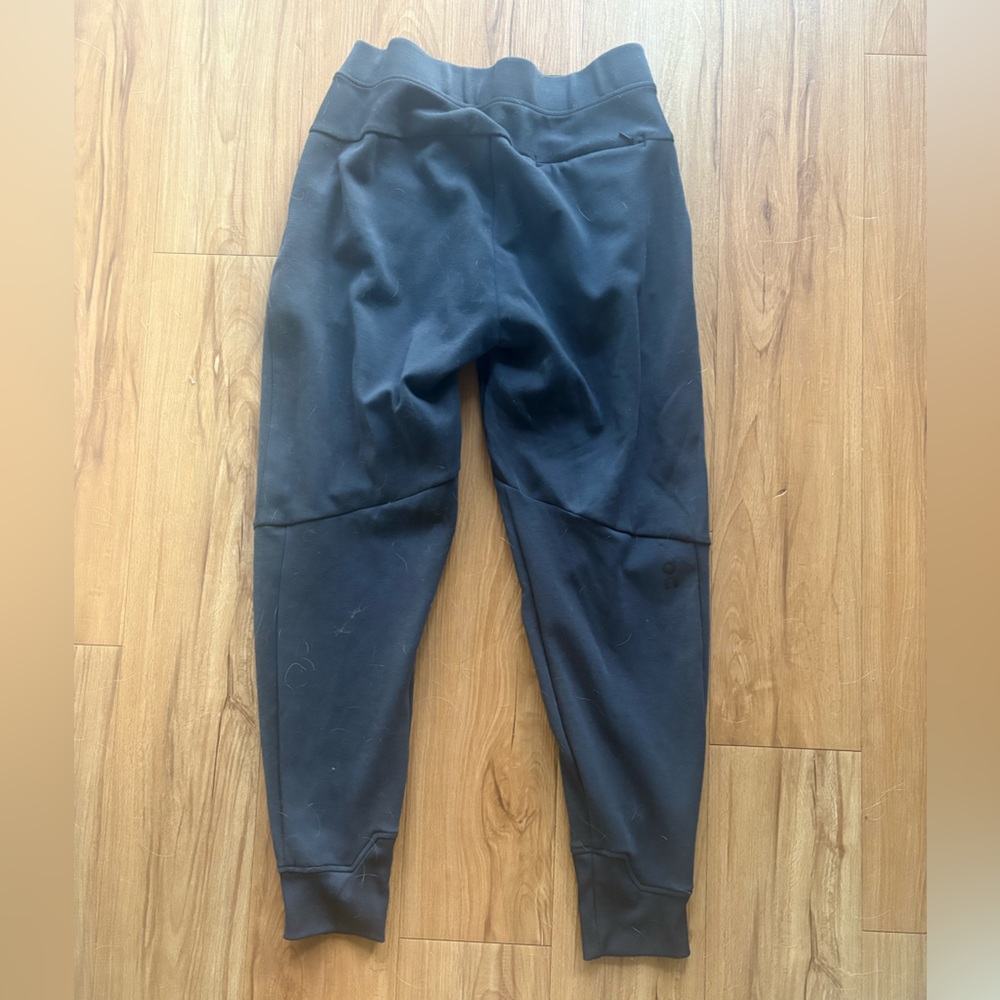 On Running Navy Sweat Pants - Picture 4 of 5